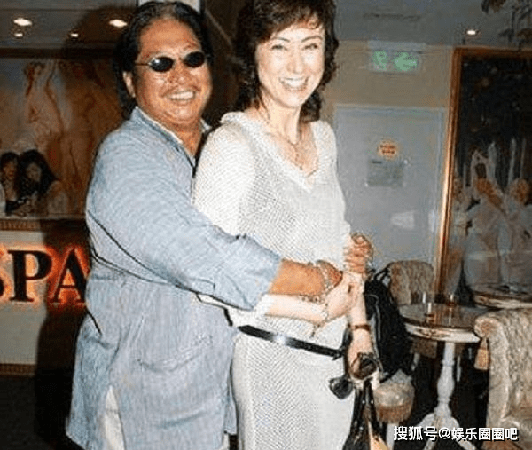 原创68岁洪金宝近况曝光!戴白色头巾穿拖鞋闲逛,未拄拐杖身体康健