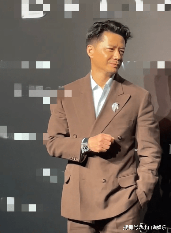 《大秦赋》吕不韦饰演者段奕宏,出席活动狂晒手表,在为手表做广告?