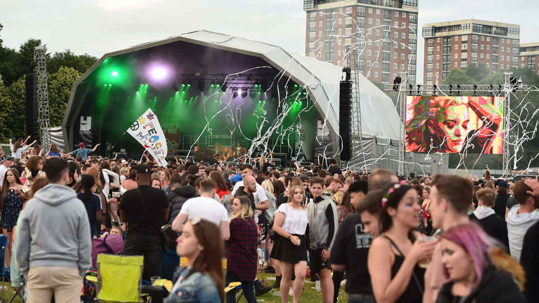 英国将试办"无防疫要求"户外音乐节 5000名观众参与