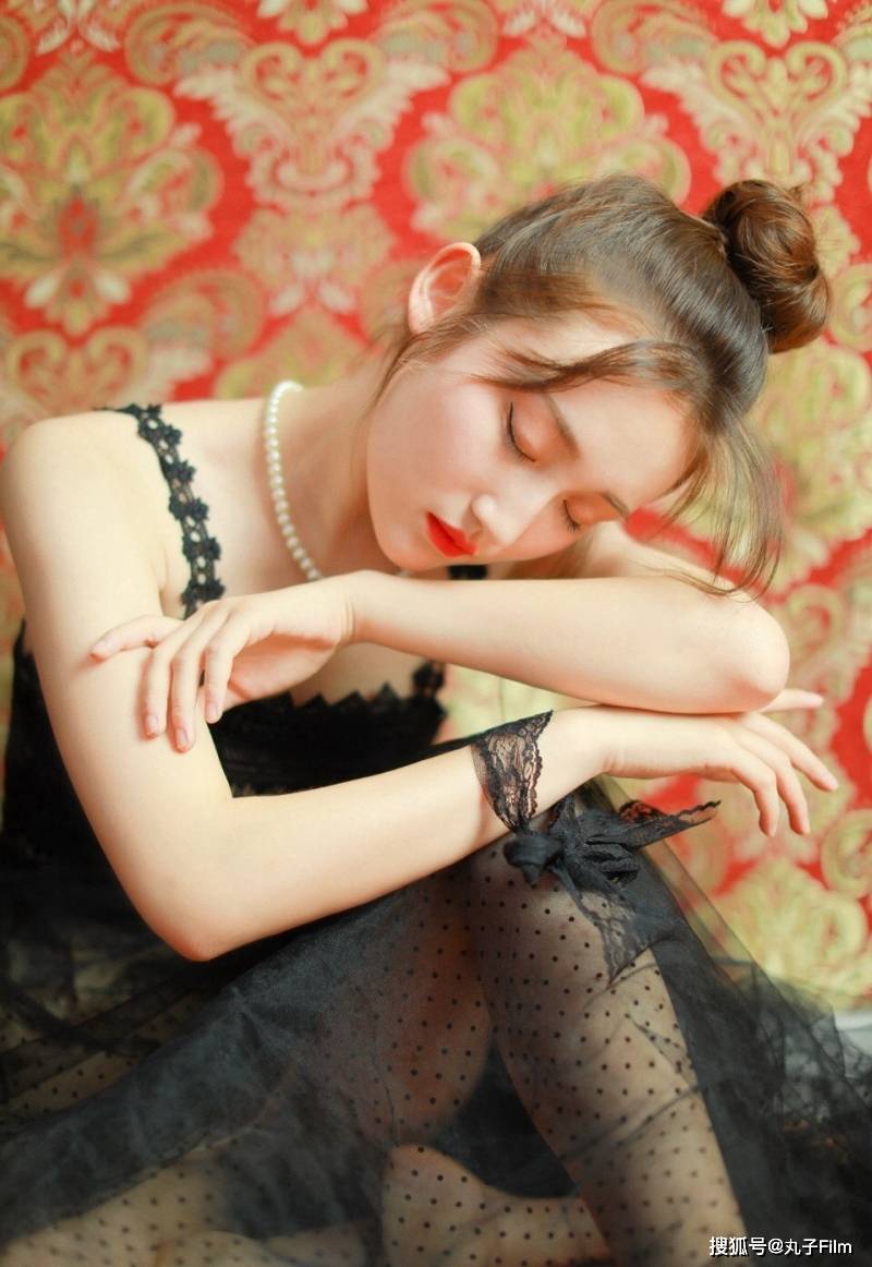 性感美女时尚写真:青春魅力小姐姐吊带香肩,清纯甜美!