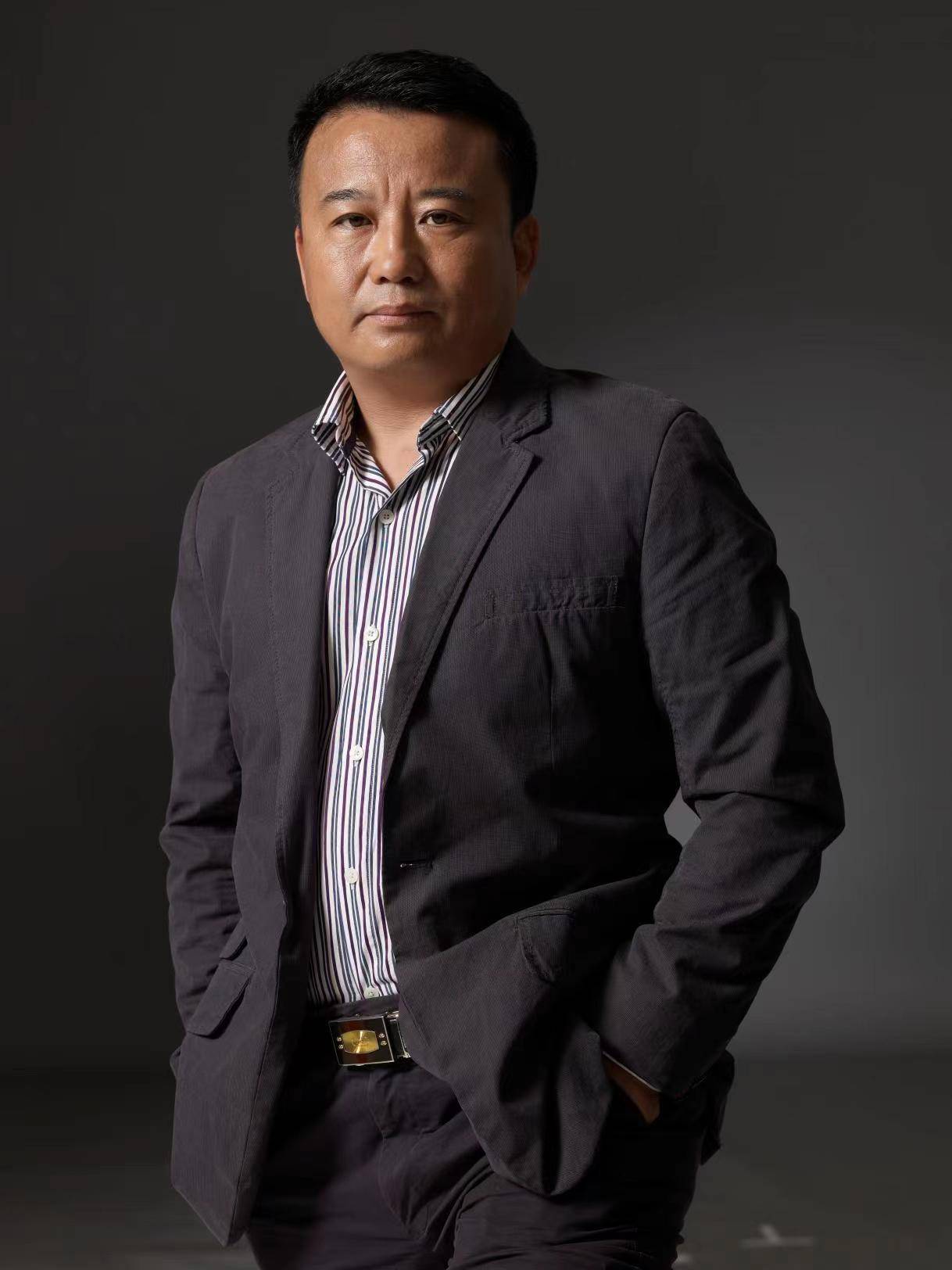 石钟山石钟山:作家,编剧,导演,著有《五湖四海》《激情燃烧的岁月》