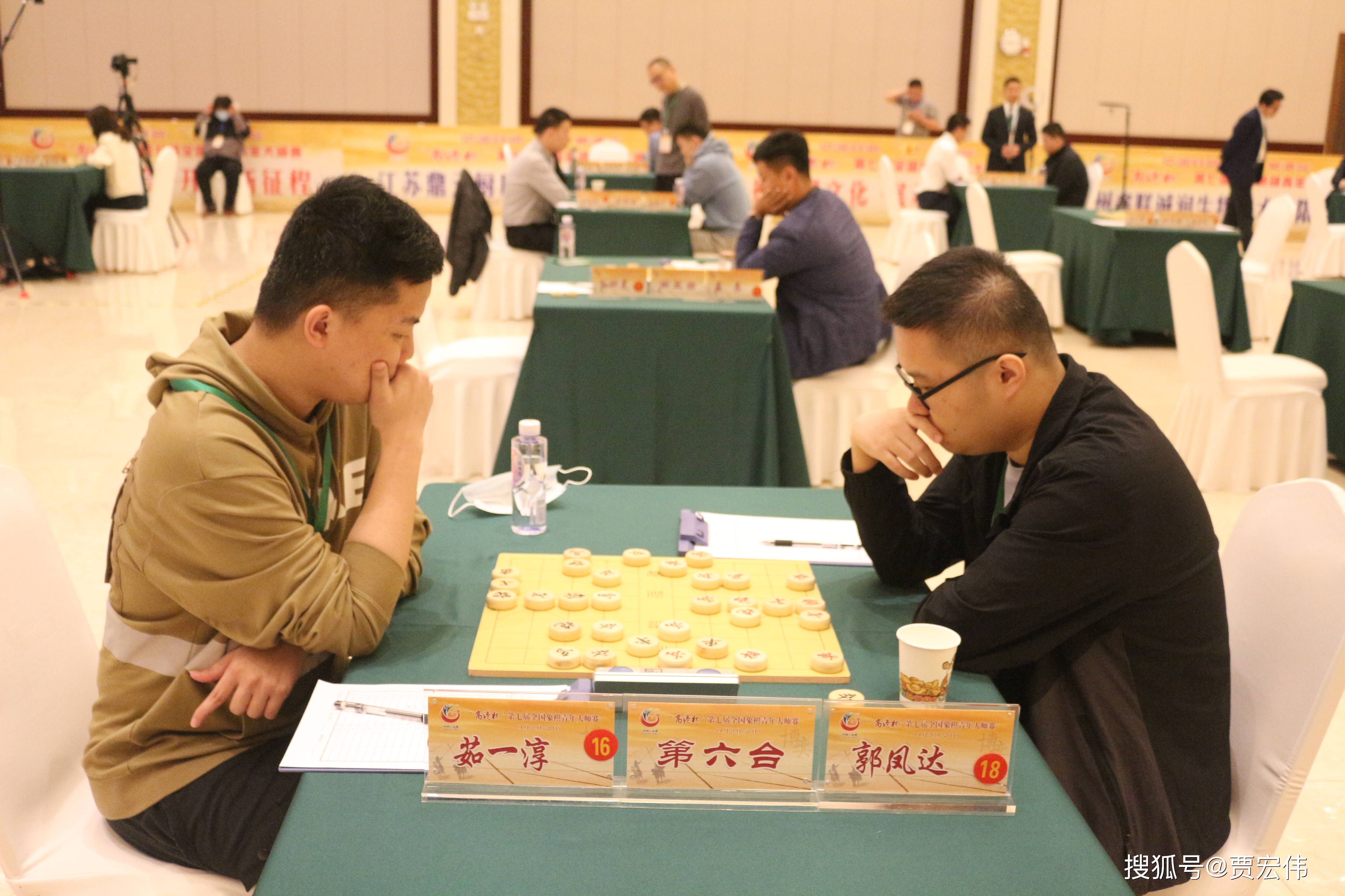 图为象棋选手在比赛.