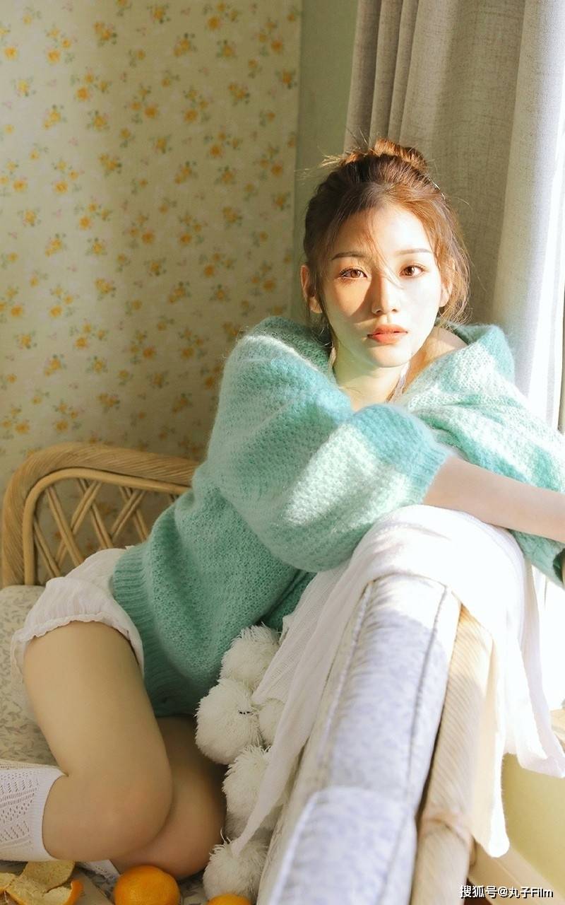 性感美女时尚写真:丸子头小姐姐皮肤白皙,清纯甜美