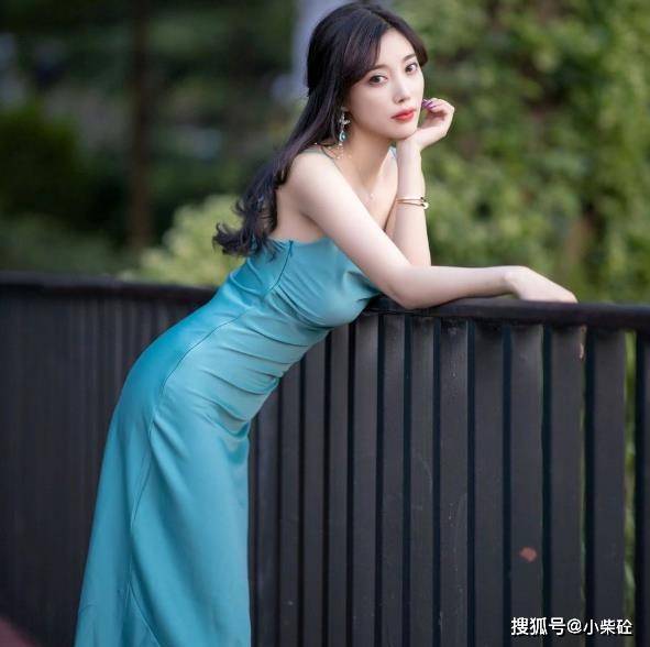 杨晨晨妩媚长裙写真