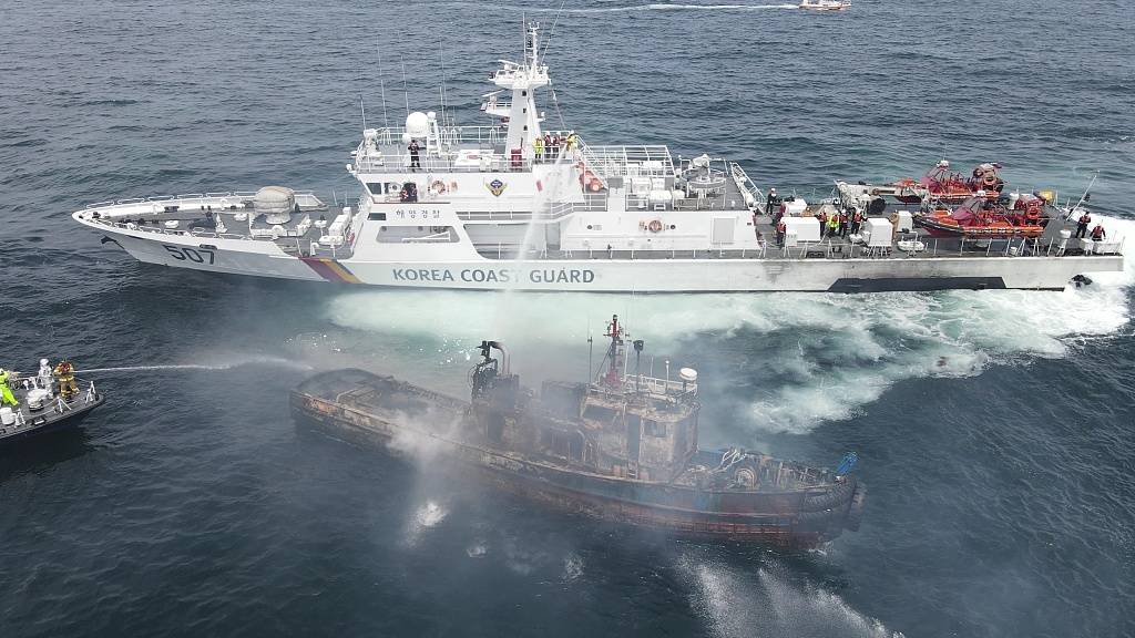 韩国一海上渔船起火 海警舰艇紧急灭火