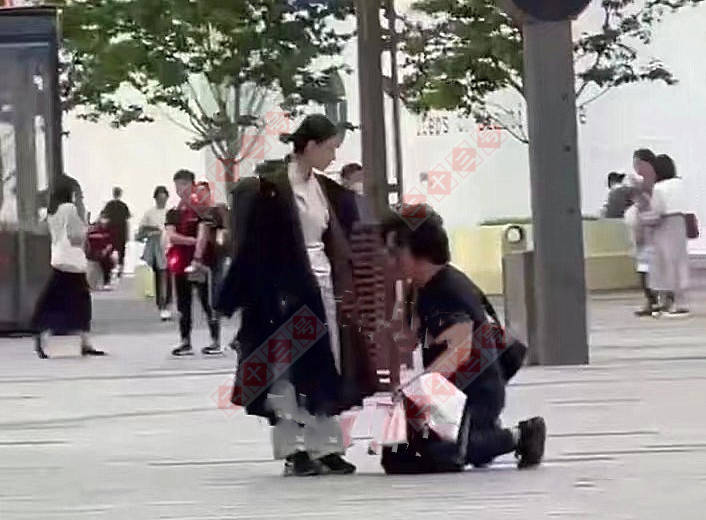 原创浙江一男子当街下跪自扇耳光向女友道歉网友爱需要尊严