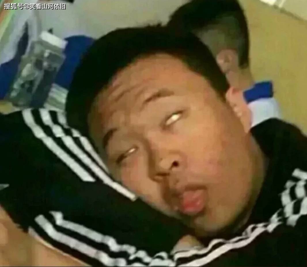 第六种用双手当枕头,这种个人觉得是最舒服的方式,毕竟能睡到翻白眼