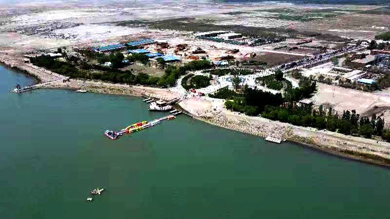 五一,新疆喀什岳普湖达瓦昆景区迎来达3万游客