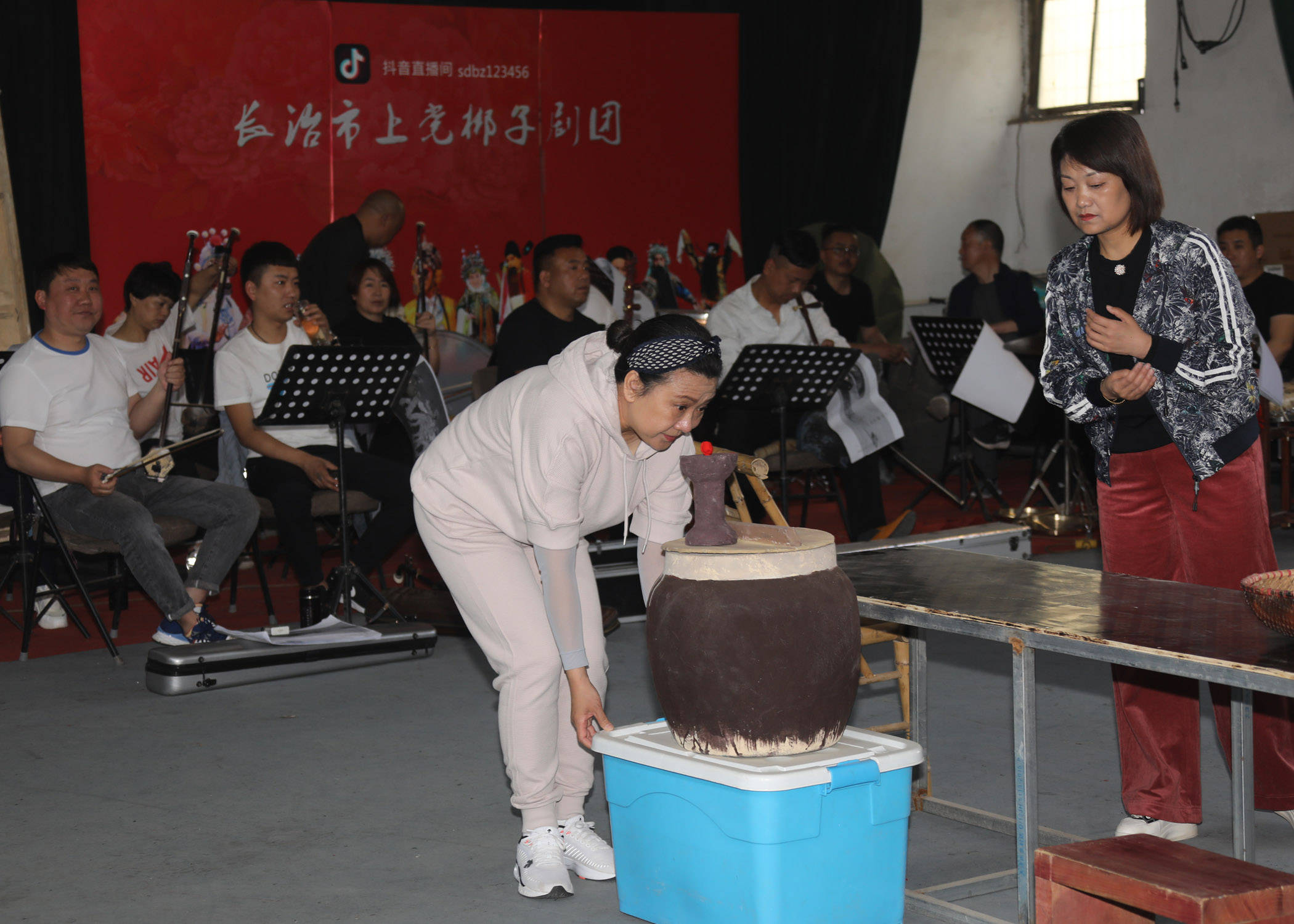 著名京剧表演艺术家袁慧琴莅临长治上党梆子剧团指导工作