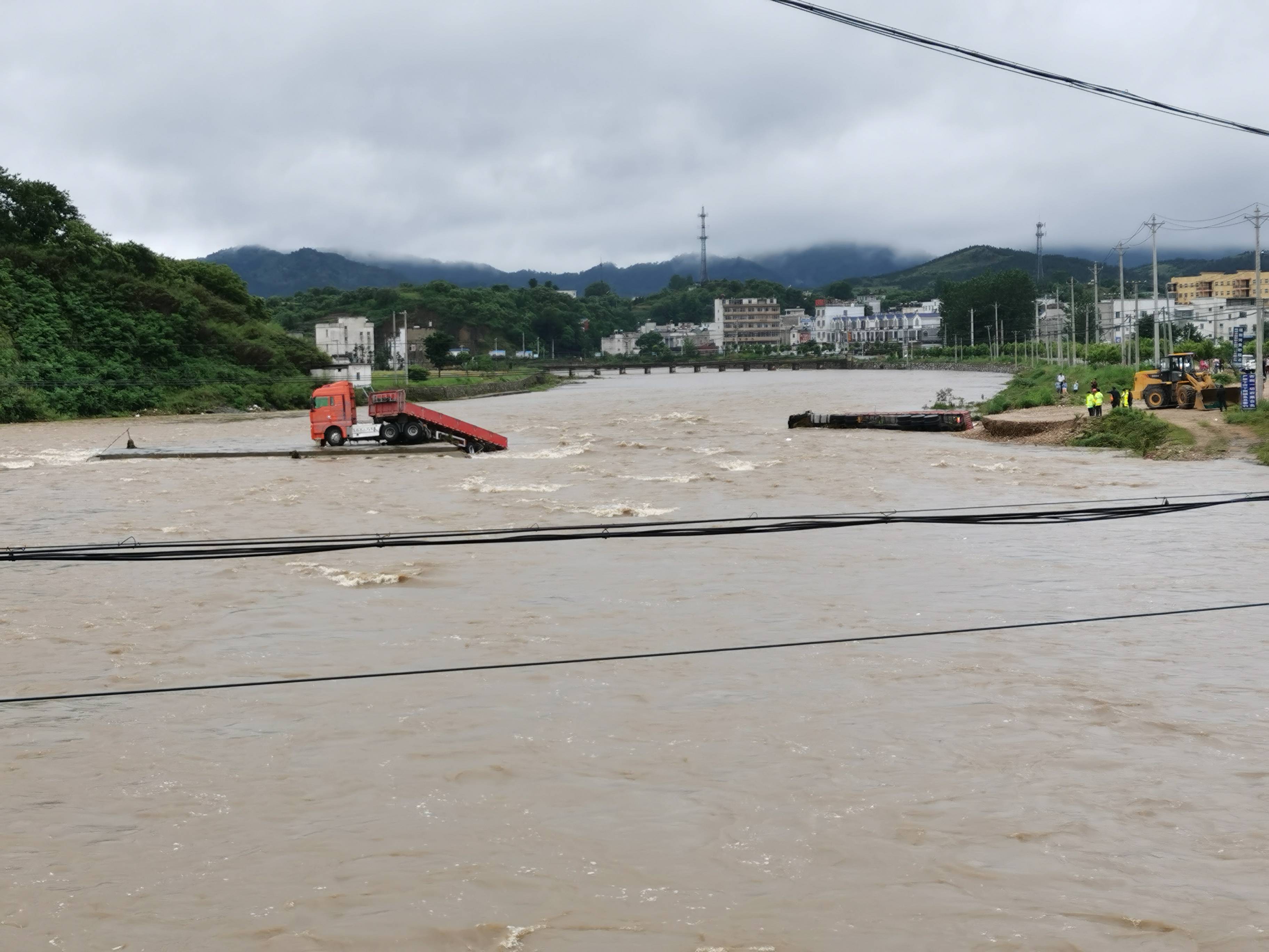 麻城遭遇强降雨河水暴涨大货车侧倒夫妻被困麻城警方成功救援