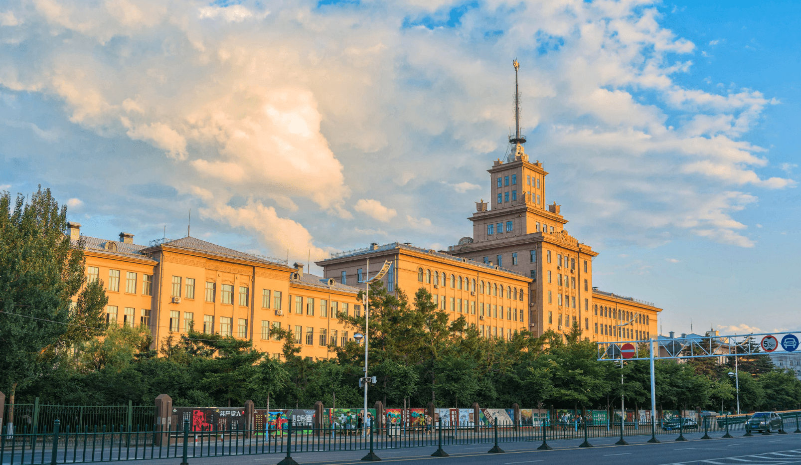 "自1920年建校以来,一代代哈工大人不断创造出一项项奇迹:我国第一台