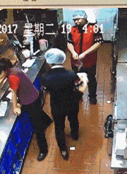 搞笑gif图:确实是地滑,看不清还以为是碰瓷!