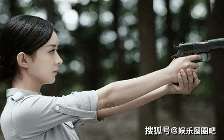 在近日曝光的画面中,赵丽颖身穿一身运动装现身射击场地,在场地中