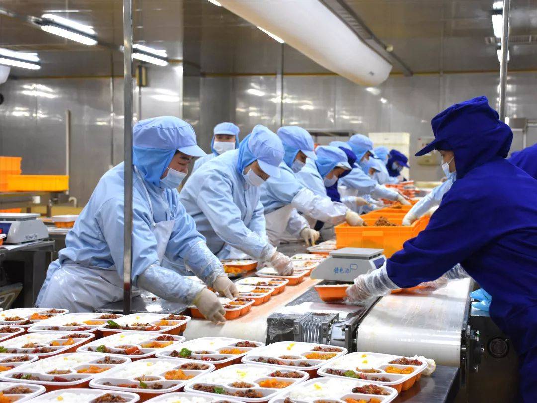 中央厨房是如何加工20万人快餐配送的中央厨房净菜加工流水线蔬菜清洗