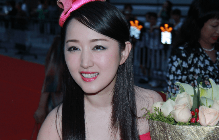 杨钰莹庆50岁生日!穿紧身镂空长裙身材姣好,美人依旧