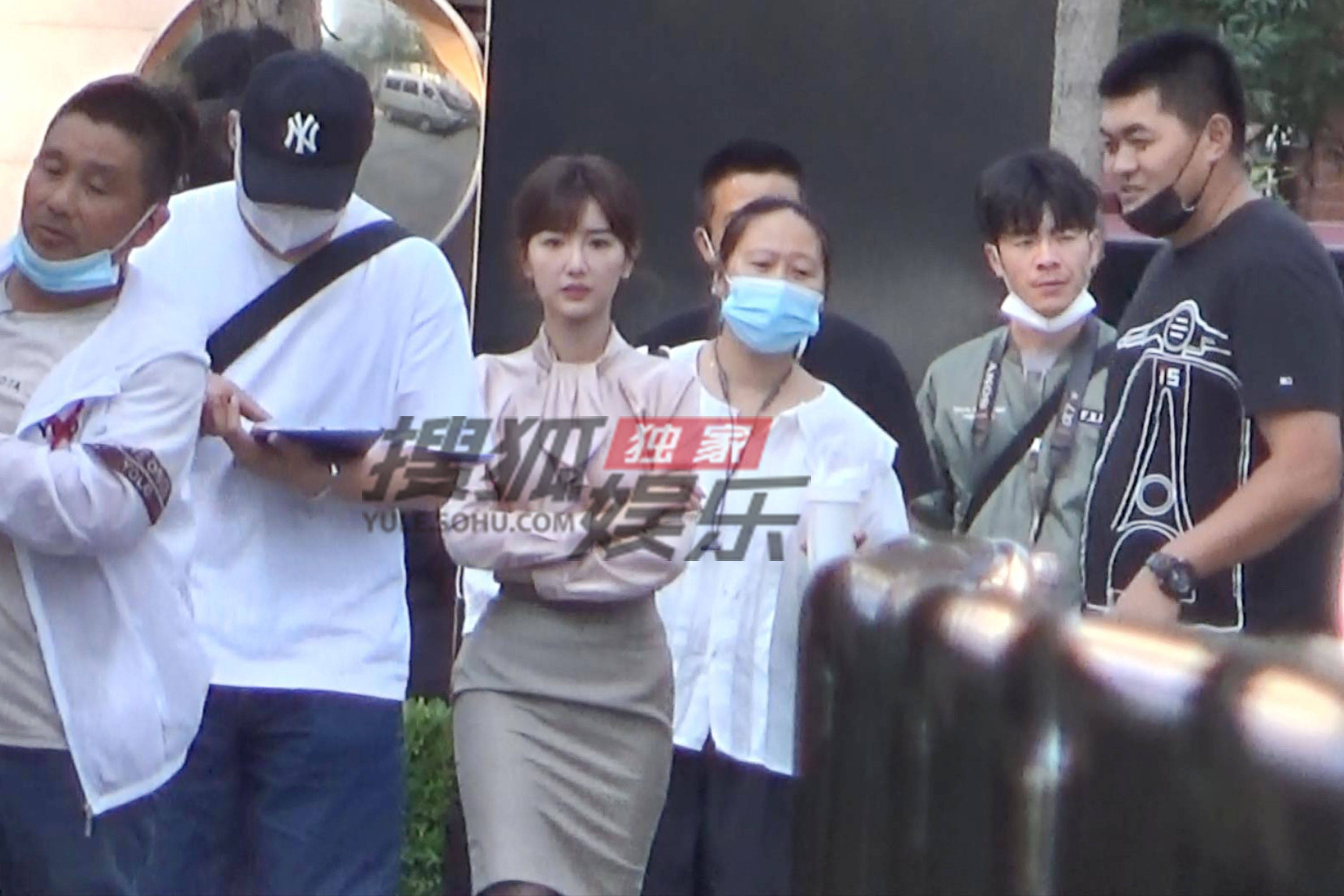 独家:毛晓彤拍抽烟戏!在墙边云吞雾绕风韵十足