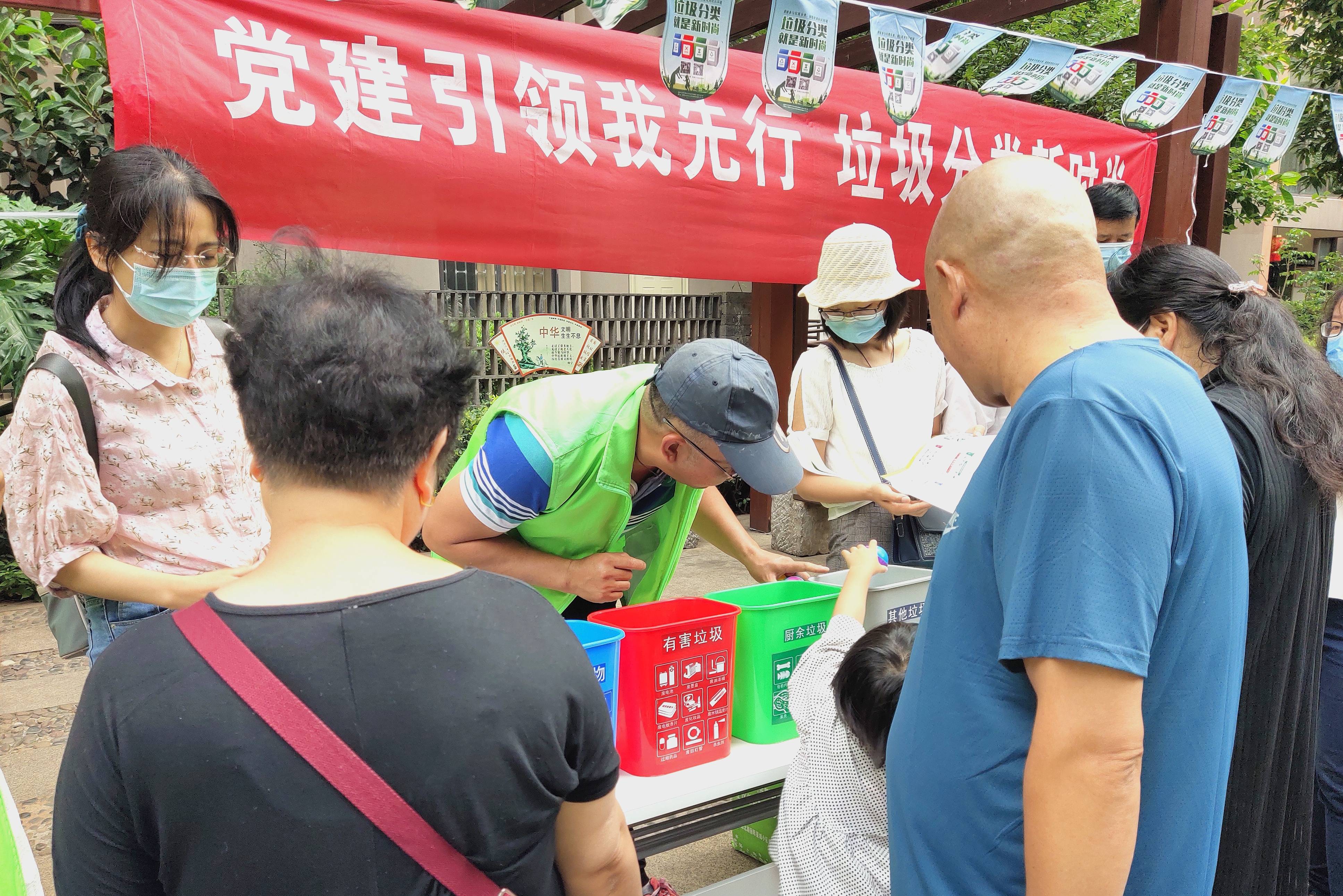 昆明市五华区黑林铺街道龙院社区开展垃圾分类主题宣传活动