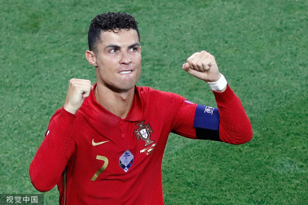 高清图:法国vs葡萄牙 c罗点射破门秀招牌庆祝动作