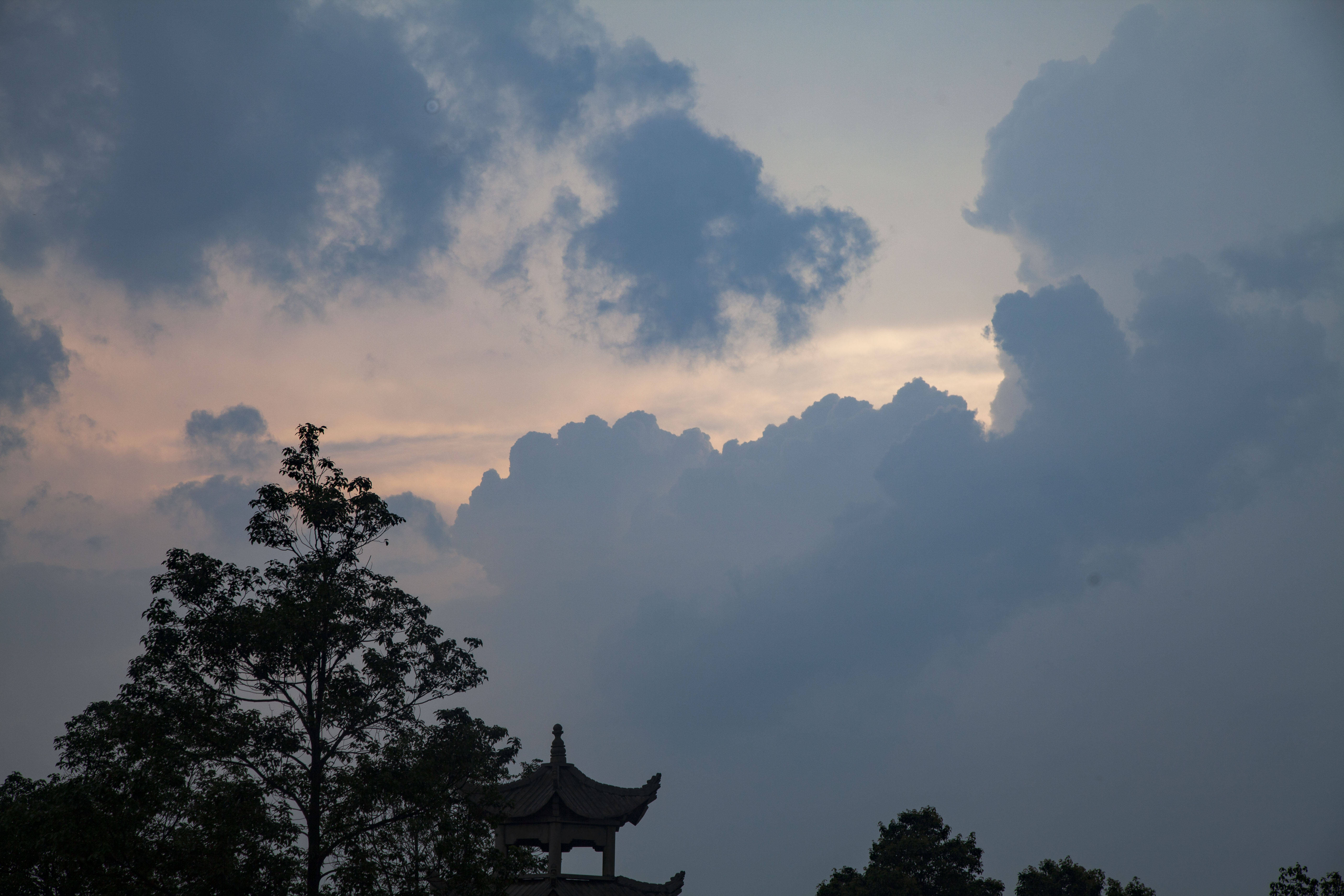 下午的景色,傍晚暴雨来临前的云海