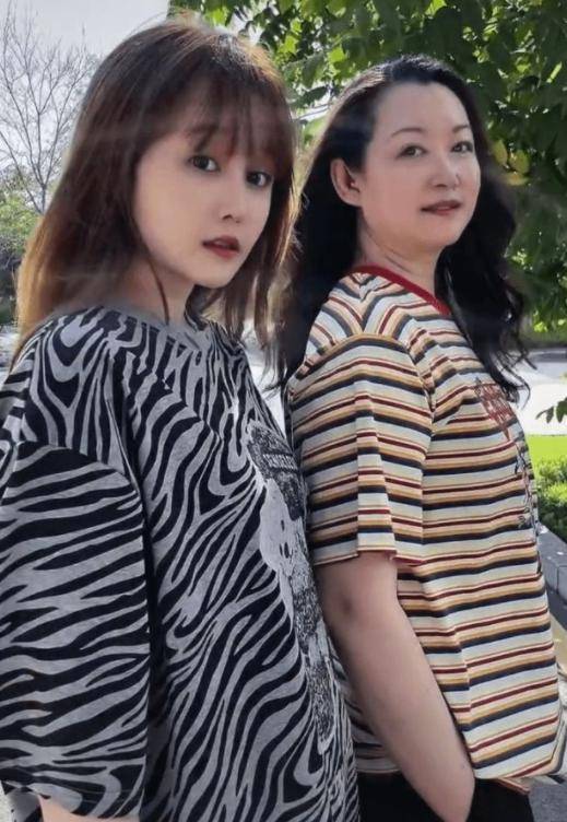 赵本山妻子与女儿合影像姐妹,56岁马丽娟秀发披肩显年轻