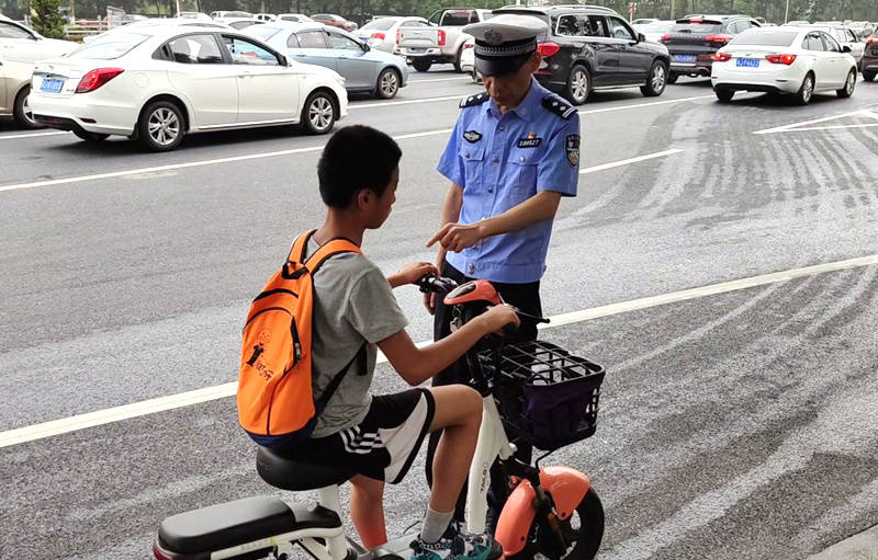 常德熊孩骑电动车上路交警查获现场教育