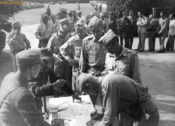 一组老油画记录1945年9月9日9时日本鬼子在南京投降这是铭记历史的一