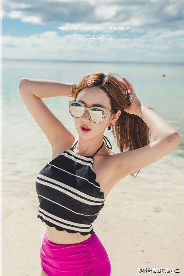 韩国美女李妍静,沙滩边大秀诱惑泳装,清新迷人