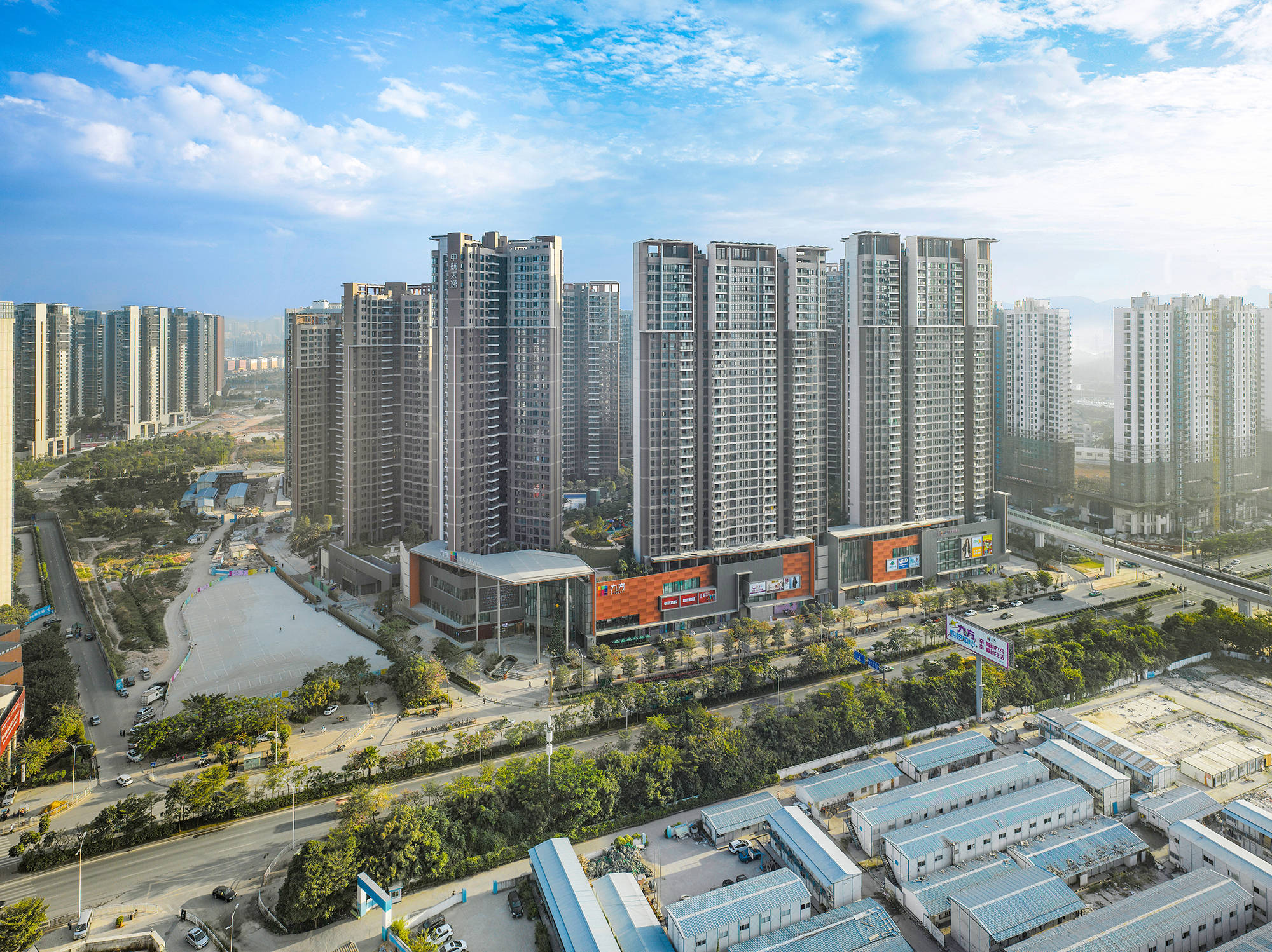 深圳龙华九方购物中心及住宅塔楼/ laguarda.low architects (lla)