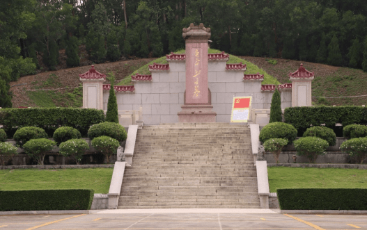 图为海丰革命烈士陵园内的烈士墓碑 通讯员 郭欣琪 摄