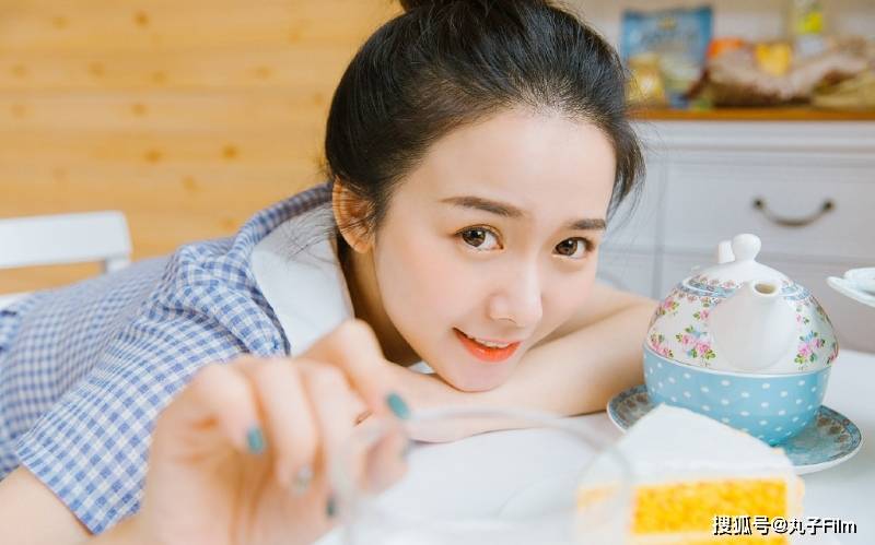 性感美女时尚写真:丸子头大眼小女生漂亮脸蛋,清纯