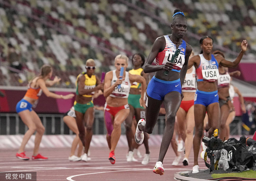 高清图:女子4x400米接力美国夺冠 全队开心庆祝