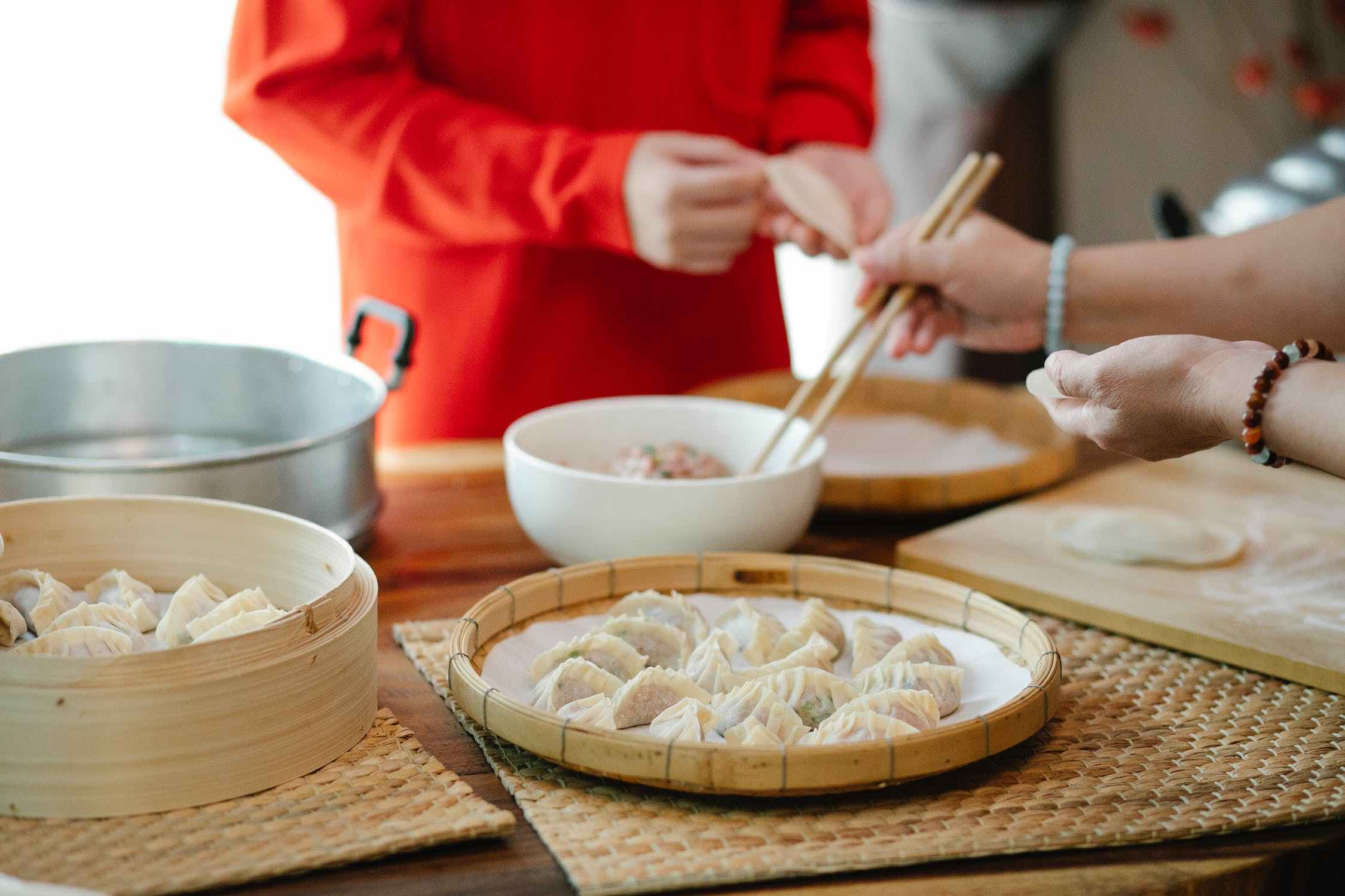 古人在七夕节这天会包各种各样馅料的饺子,也会在饺子中放一些红枣