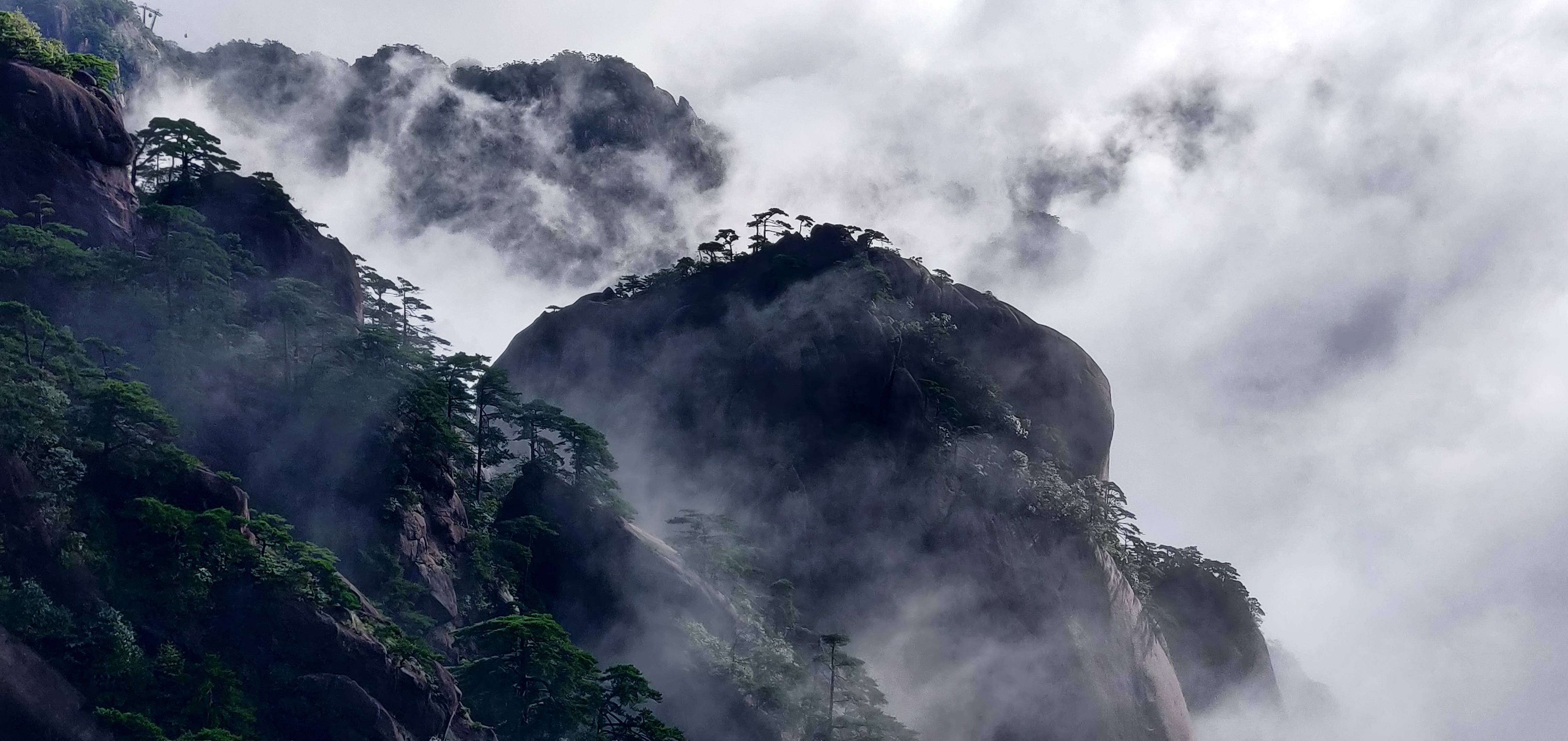 黄山风景区雨后放晴 远山黛石如诗如画