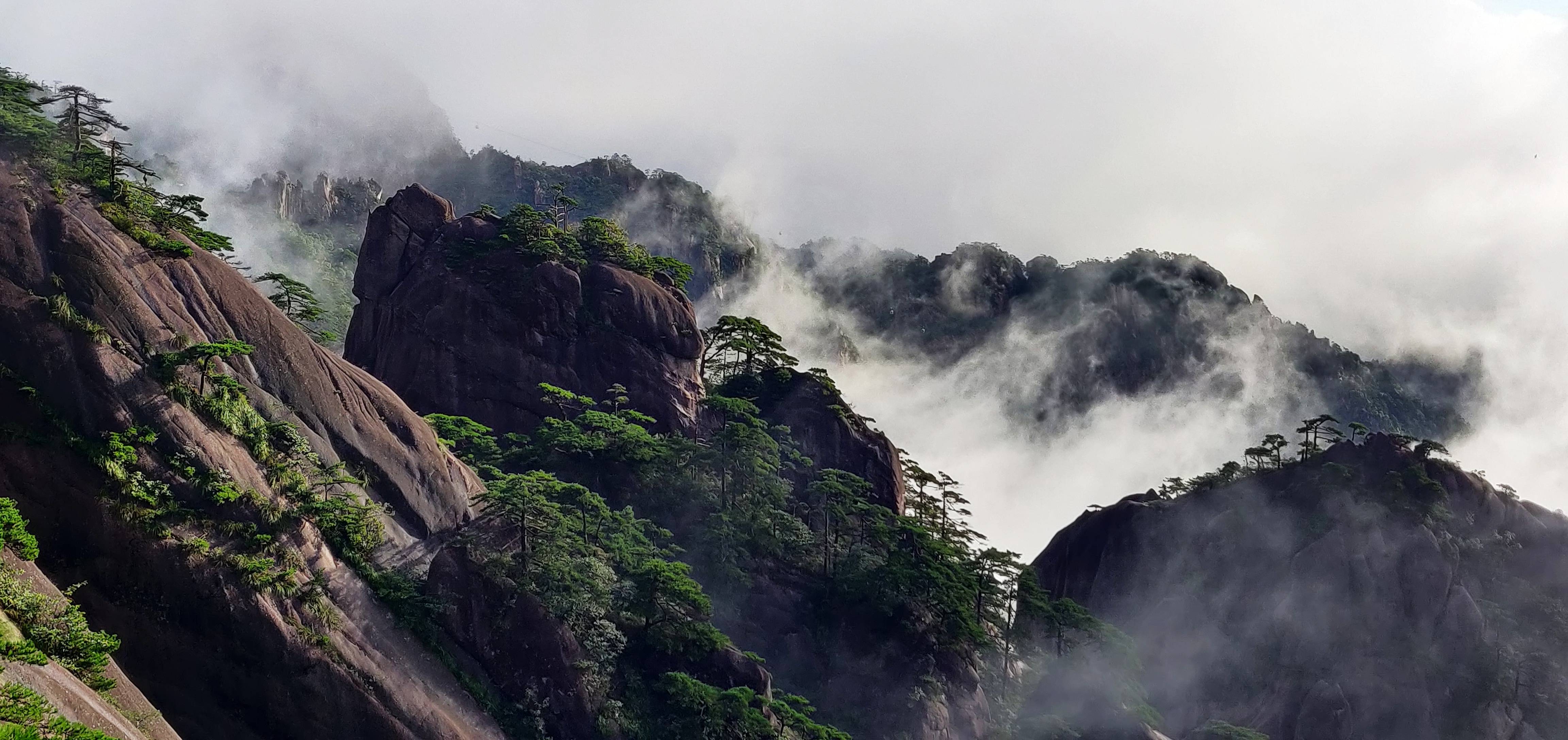 黄山风景区雨后放晴 远山黛石如诗如画