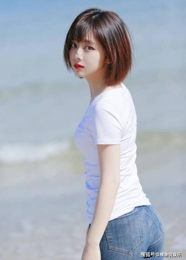 原创谭松韵不愧是元气少女本人!海边写真氛围感满满,吊带背心好可爱