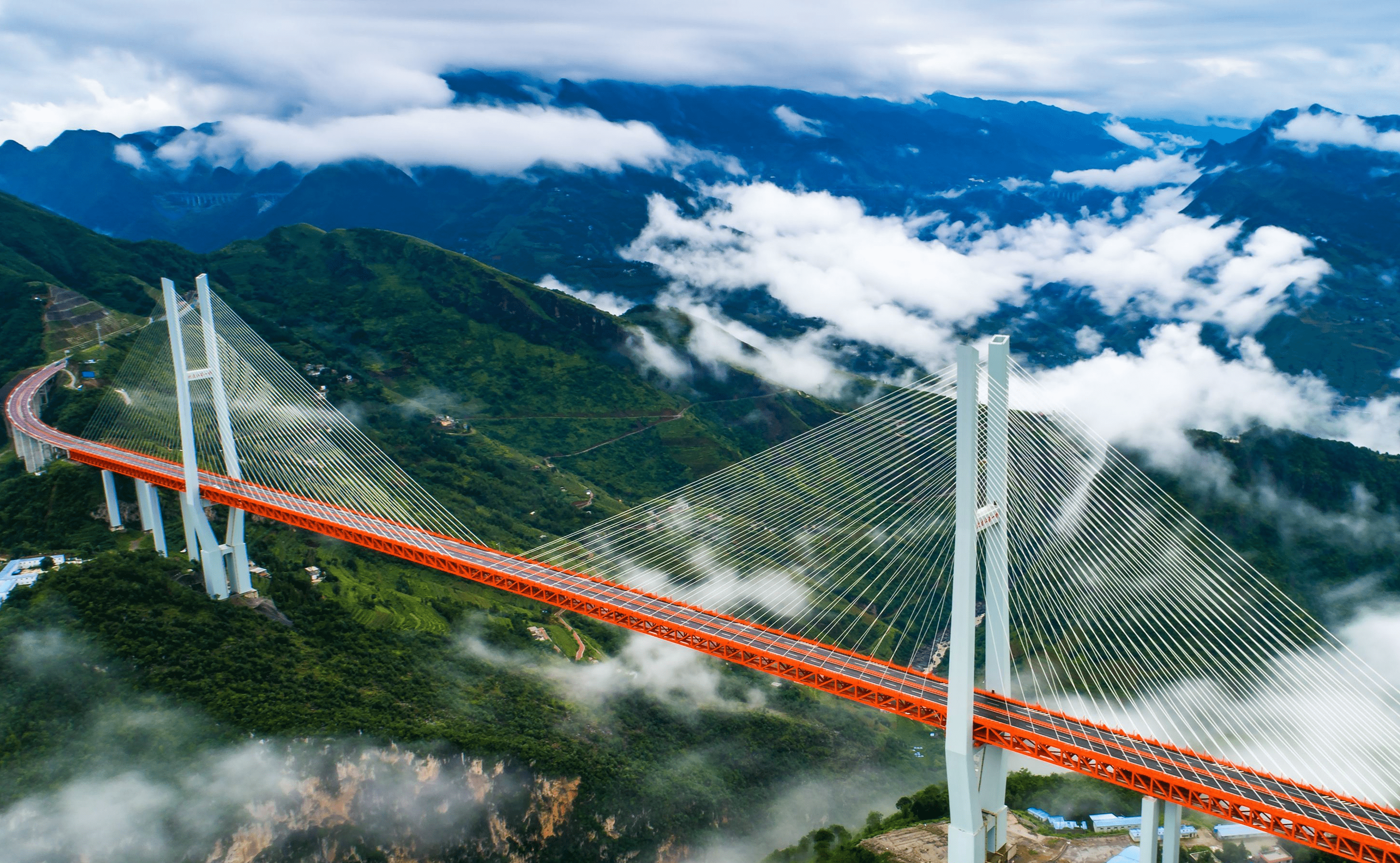 而北盘江大桥穿越了众多山脉,此桥北起贵州六盘水地点,南至云南曲靖