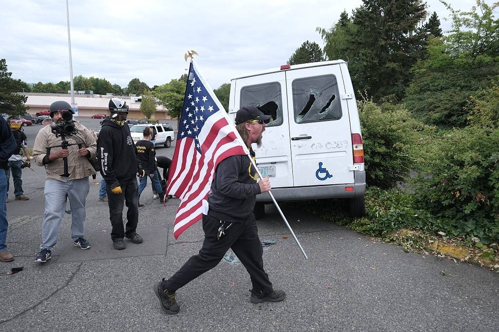 美国极右翼团体在市中心集会,与极左翼组织"反法西斯主义运动(antifa