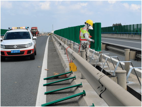 海安公路:桥梁防眩板换"新颜"