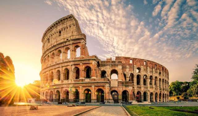 位于罗马市中心的古罗马竞技场,是古罗马时期最大的圆形角斗场,也是