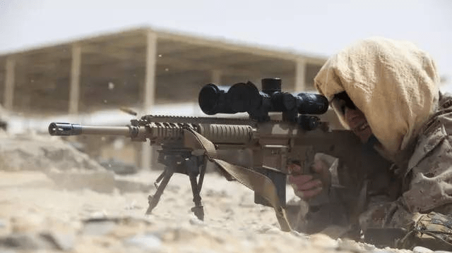 原创美军士兵试射m107狙击步枪 2000米的射程让人闻风丧胆