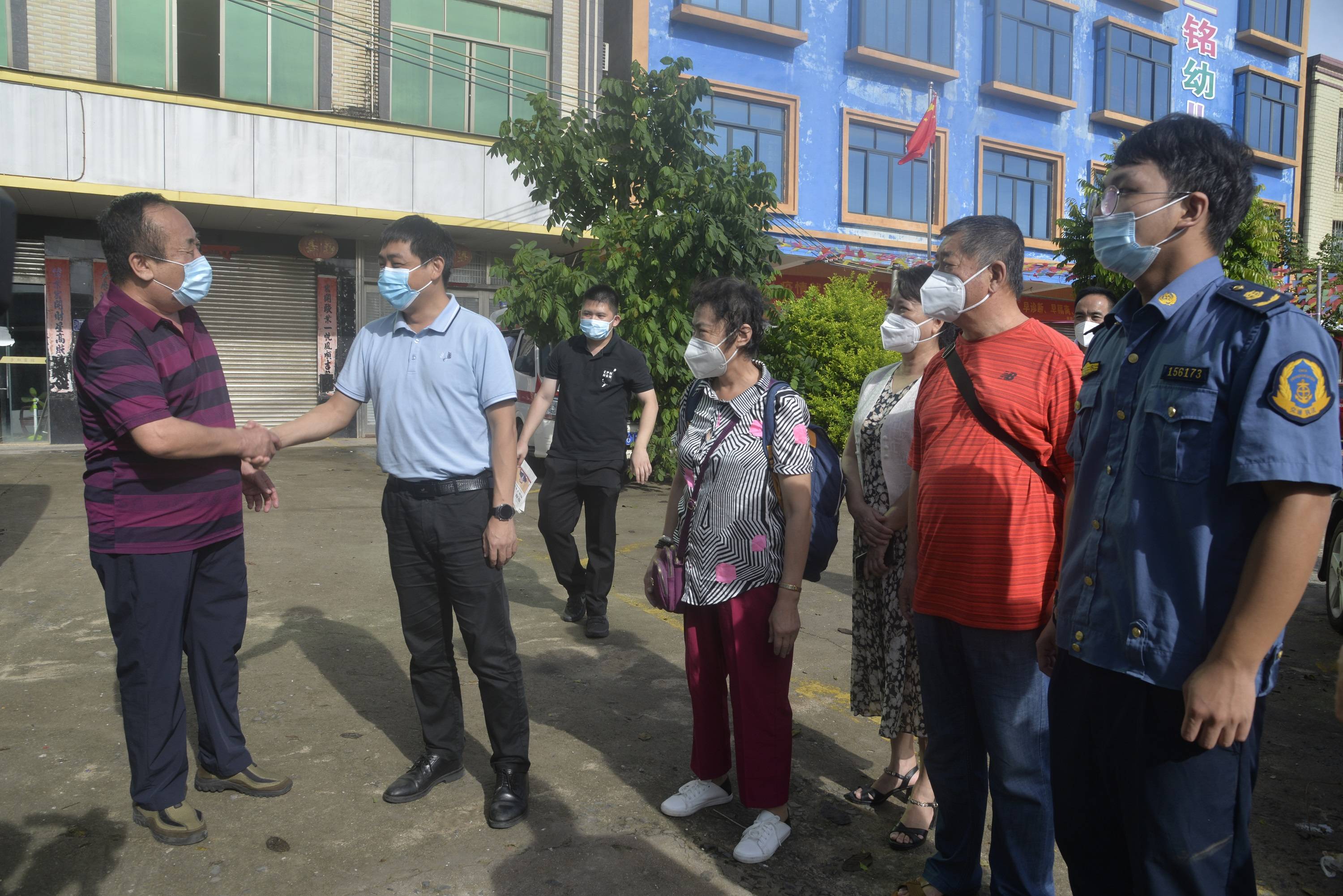 图为:滞留旅客临别送锦旗点赞雷州当天的赠送仪式在雷州市客路镇长虹