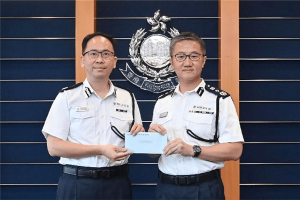 警务处处长萧泽颐(右)颁授委任状予新任香港辅助警察队副总监梁世光