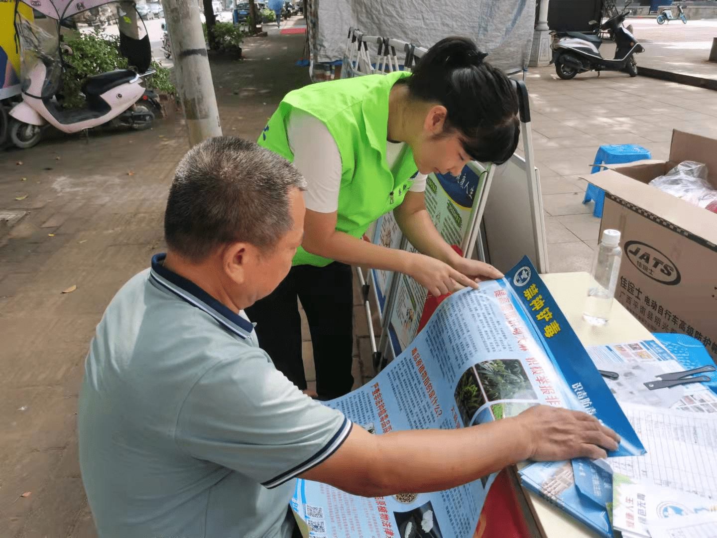 安铺镇禁毒办到文化广场开展禁种铲毒宣传活动_种植