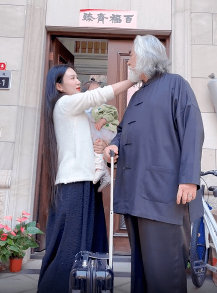 张纪中阔步走出家门,妻子伸手拦着他一脸的依依不舍,宛如偶像剧现场.