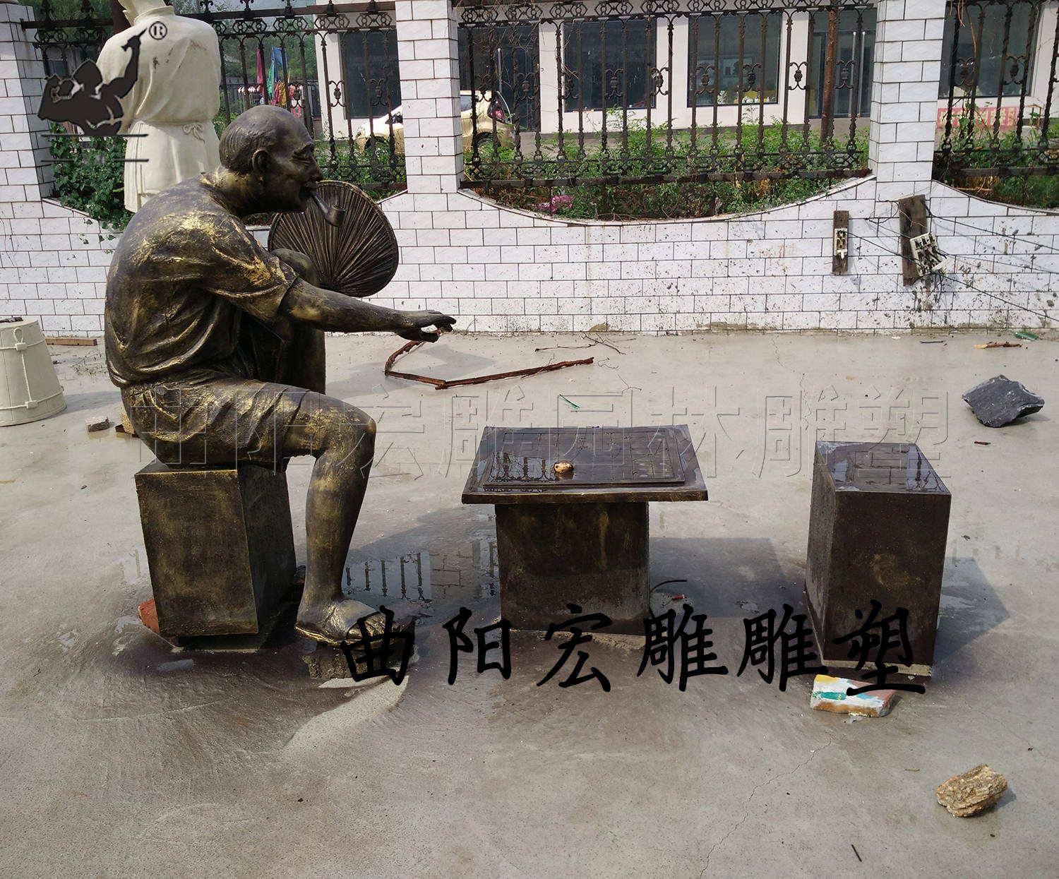 玻璃钢仿铜老人下棋下象棋人物雕塑 树脂模型商业步行街文化小品