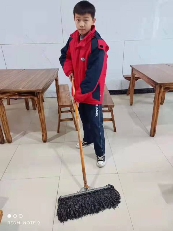 化民中学八3班学生奖励及劳动照片