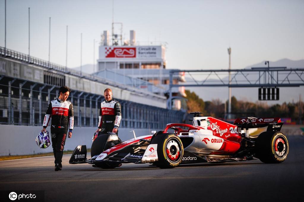 2022年f1巴塞罗那站周冠宇参加赛前写真拍摄