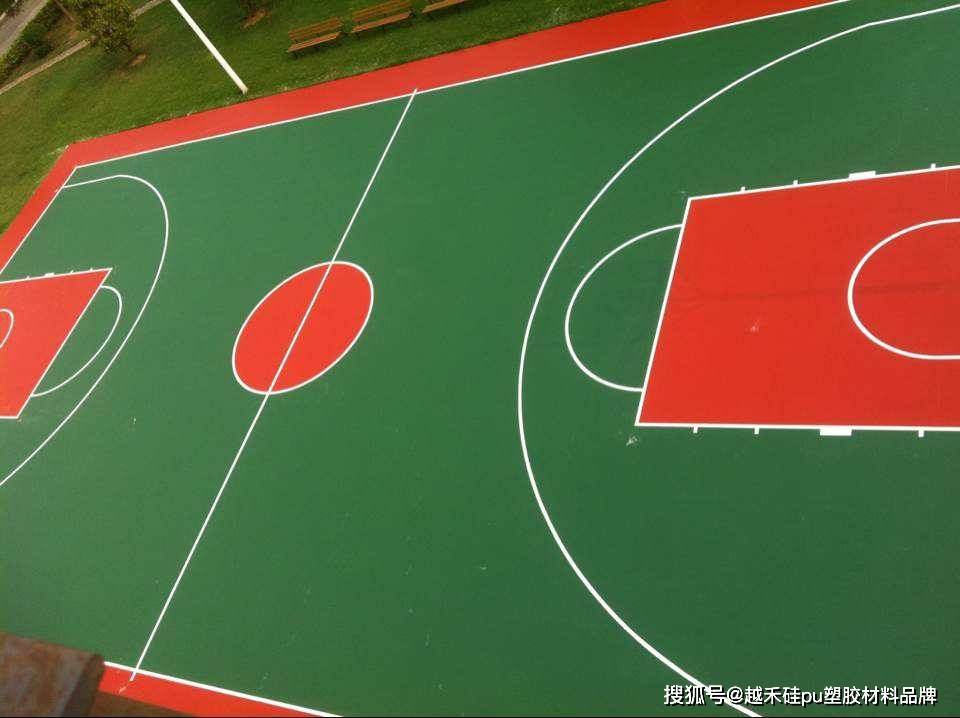 硅pu篮球场每平方多少钱价格参考如下:3mm硅pu篮球