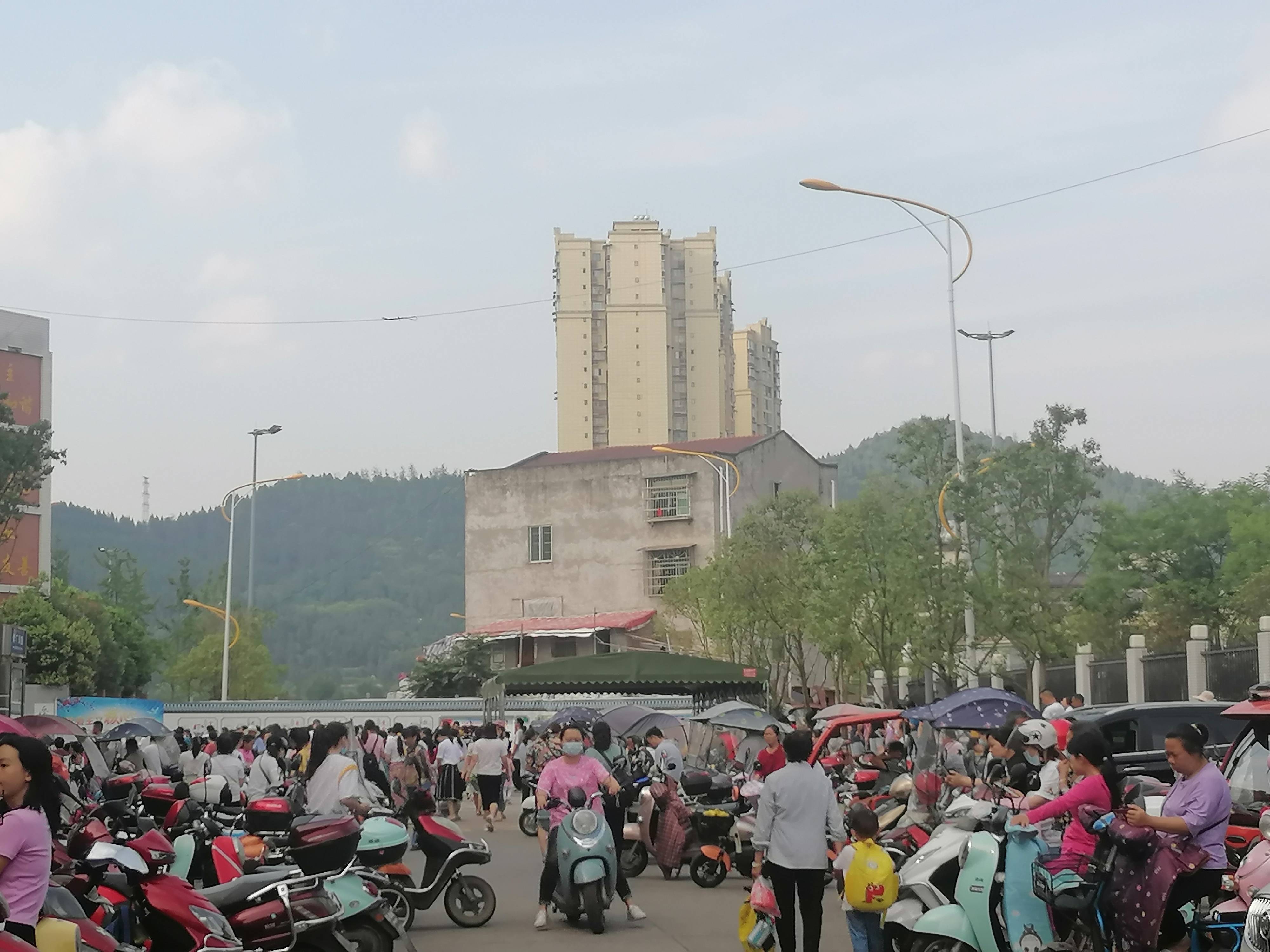 蓬安桑梓小学门口的烂尾路的问题到底挡住了谁的去路段焱红文