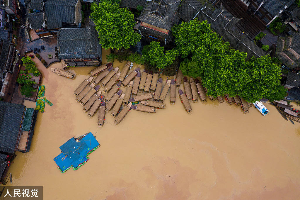 南方暴雨凤凰古城遇强降雨部分被淹